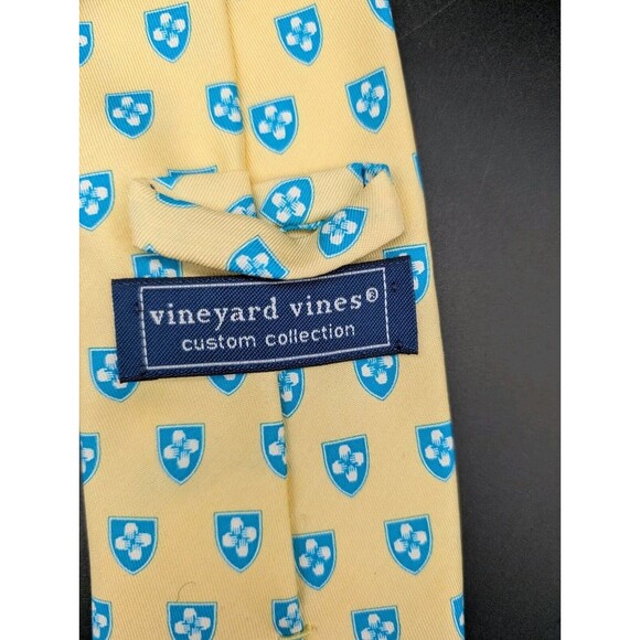 Vineyard Vines Tie Custom Spaulding Rehabilitation Hospital Yellow Blue Rare - Picture 6 of 7
